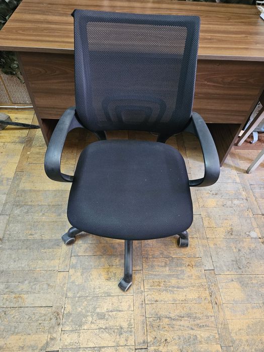чорне сітчасте офісне крісло