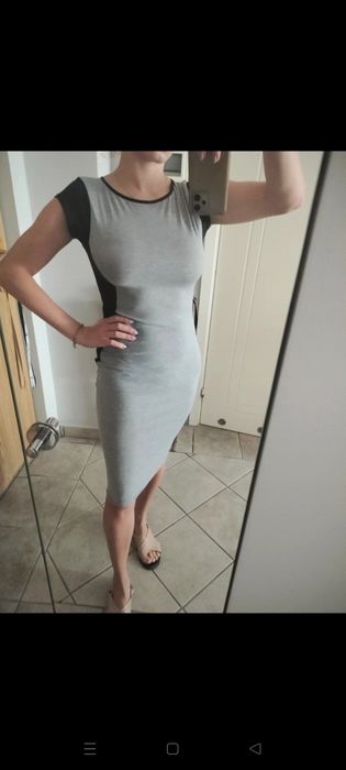 Dresowa sukienka dopasowana midi