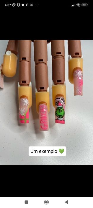 Mão de treino unhas de gel