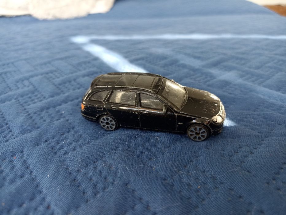 Metalowy model samochodu Mercedes