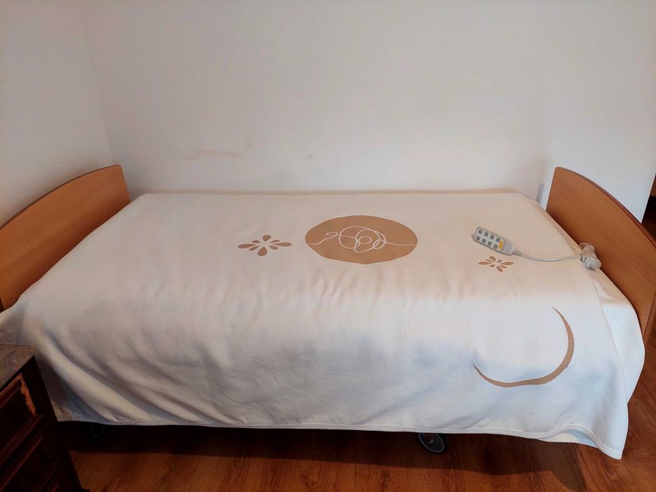 Cama articulada praticamente nova.