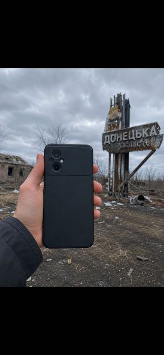 Телефон Poco m5 128/4 Стан ідеальний невеликі потертості зарядка працює NEVERLOCK тільки замінити зазитне скло