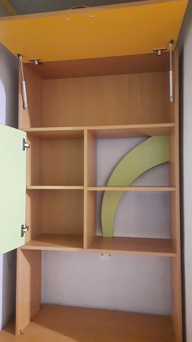 Функціональний дитячий стіл та стелаж для навчання та творчості