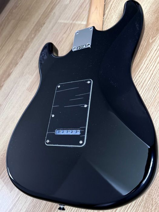 Новий Fender Stratocaster Standard HSS Black, Індонезія