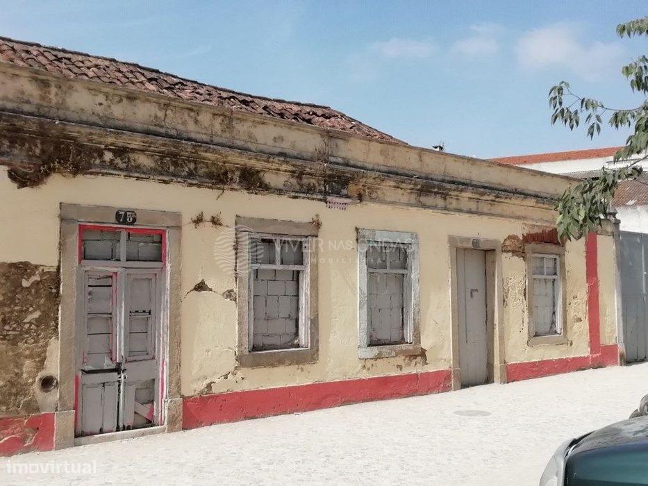 Conjunto de 3 imóveis em ruína para reabilitação no centro de Setúbal