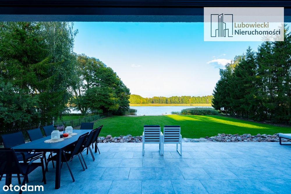 Dom z linią brzegową Jeziora Brajnickiego. Mazury