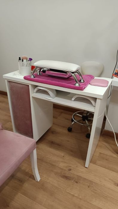 Mesa de Manicure Profissional ARTBEL – Branco e Rosa Veludo .