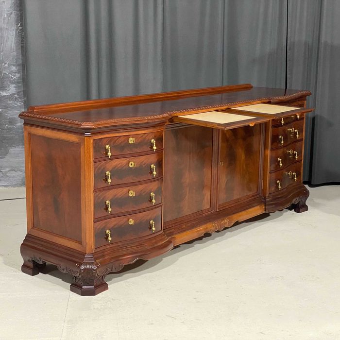 Reprezentacyjny angielski zestaw jadalniany: stół, witryna, komoda