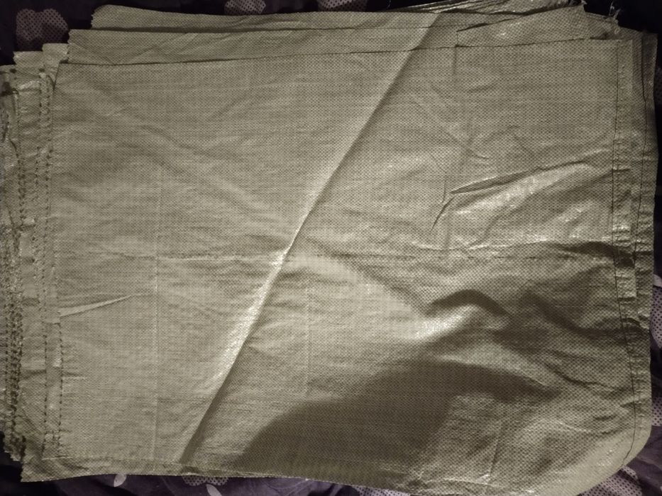 Мішки хакі (схожі на оливковий колір)