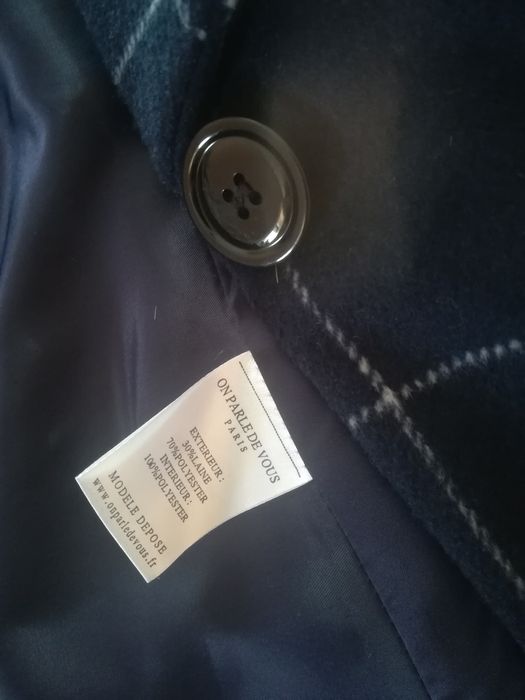 Capa comprida em azul da marca francesa "On Parle de Vous"