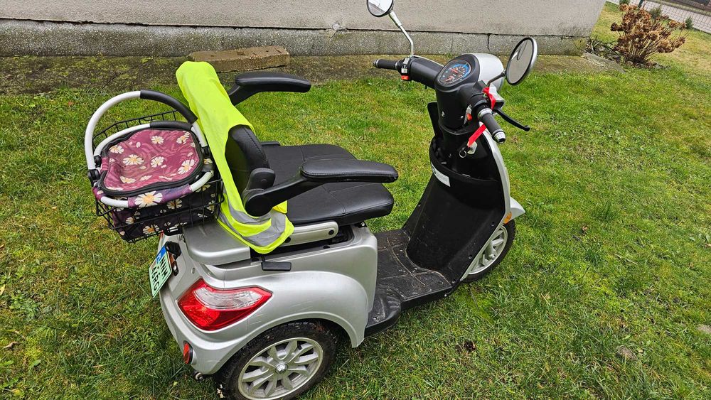 Skuter elektryczny trójkolowy