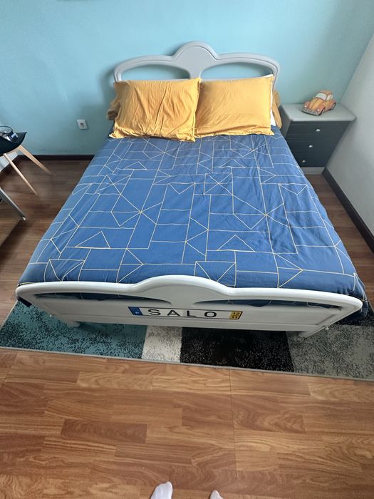 Cama e mesinhas de cabeceira