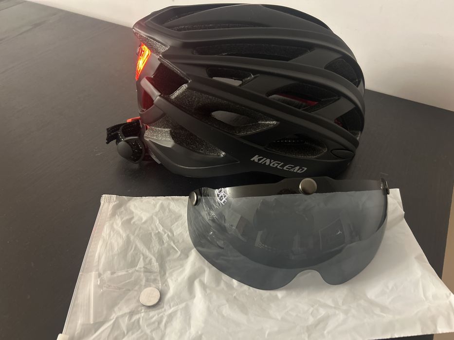 Capacete com viseira e led Kinglead