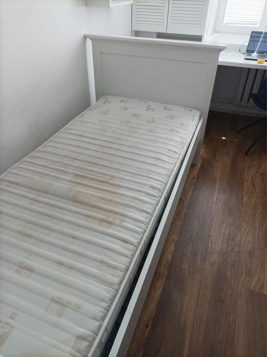 Łóżko drewniane z materacem, kolor biały