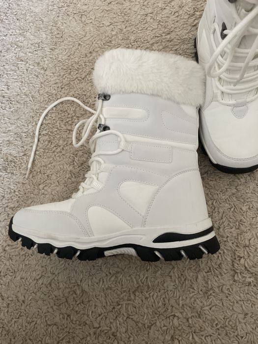 Нові зимові черевики Hobibear білого кольору з хутряним оздобленням.