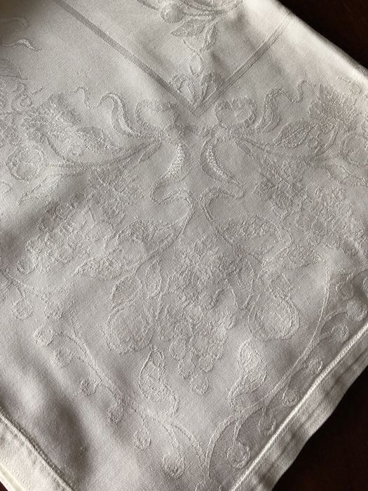 Toalha de mesa branca adamascada