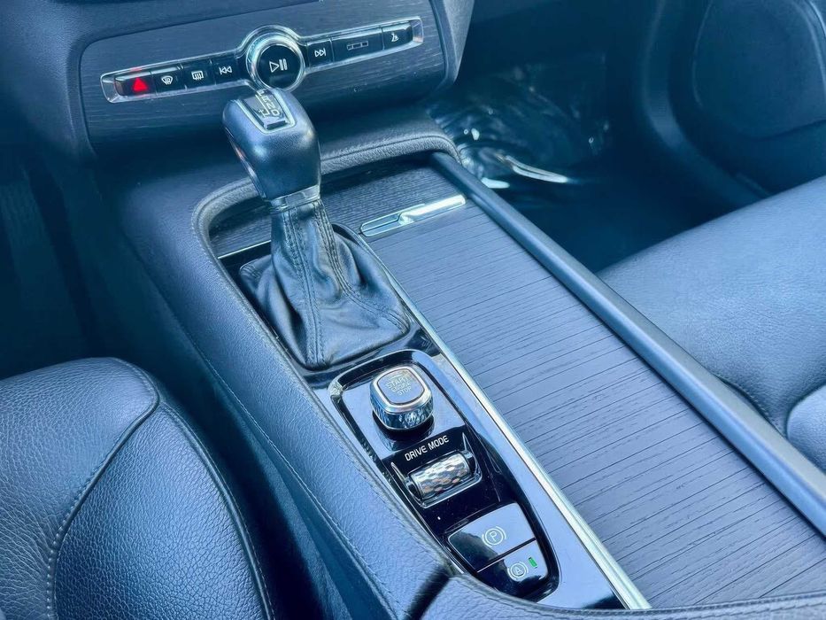 Volvo XC90 T6 Momentum 6-Passenger      2020