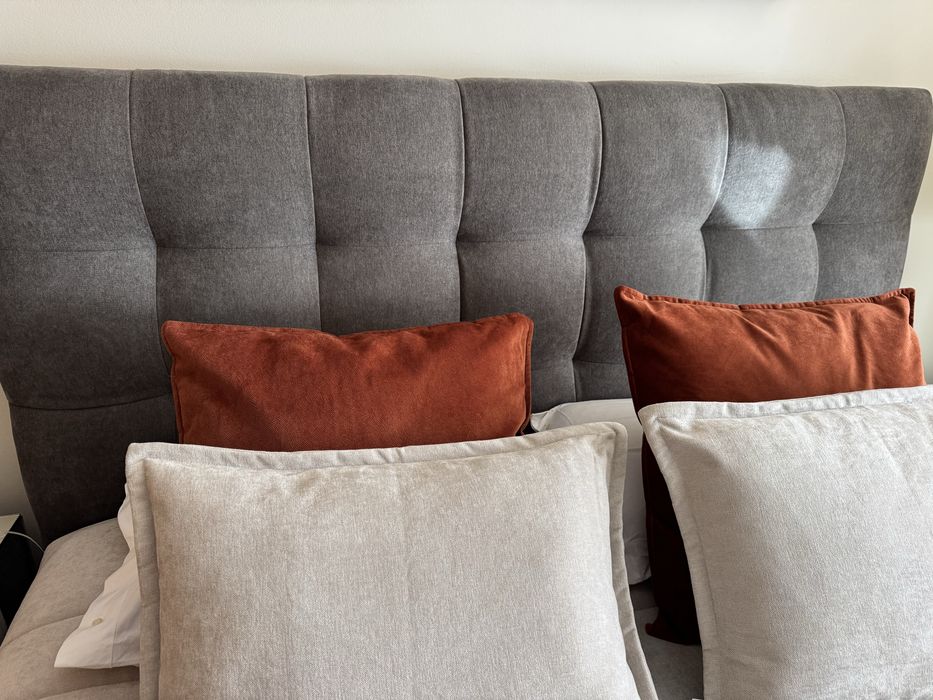 Cama de casal em veludo cinza