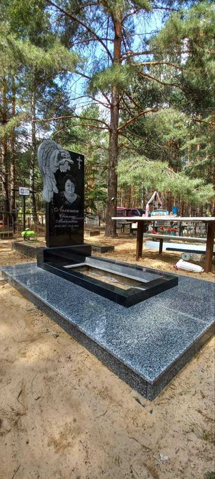 Пам'ятники з граніту будь-якої складності.
