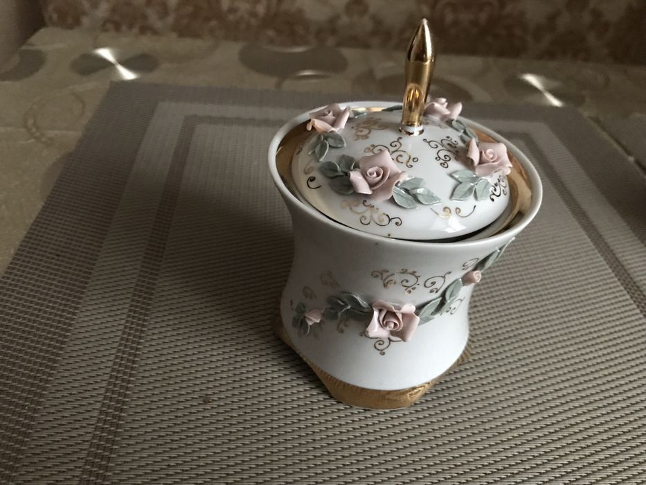 Фарфоровые шкатулка и сахарница