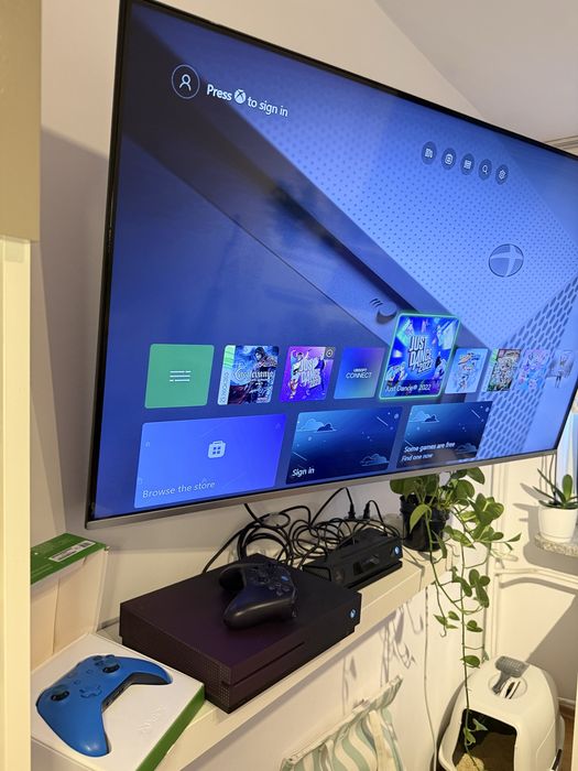 Xbox One S  1TB + dwa pady + KINECT