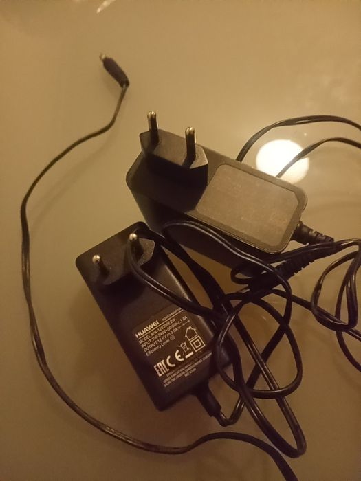 2 transformadores / adptador de corrente AC / DC - Fonte de alimentação: Modelo WA-42D12FG;  Huawei	Modelo HW-120300E2W