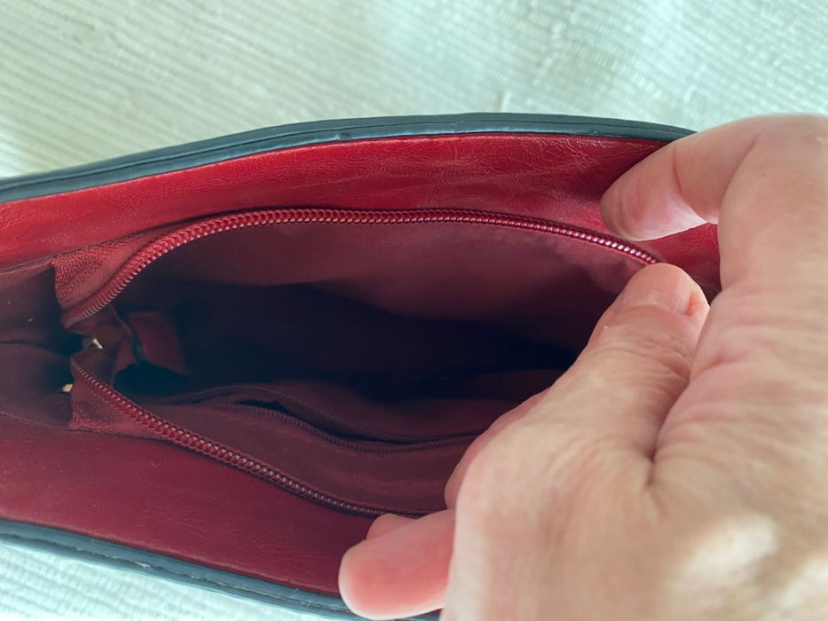Carteira em autêntica pele cor encarnada