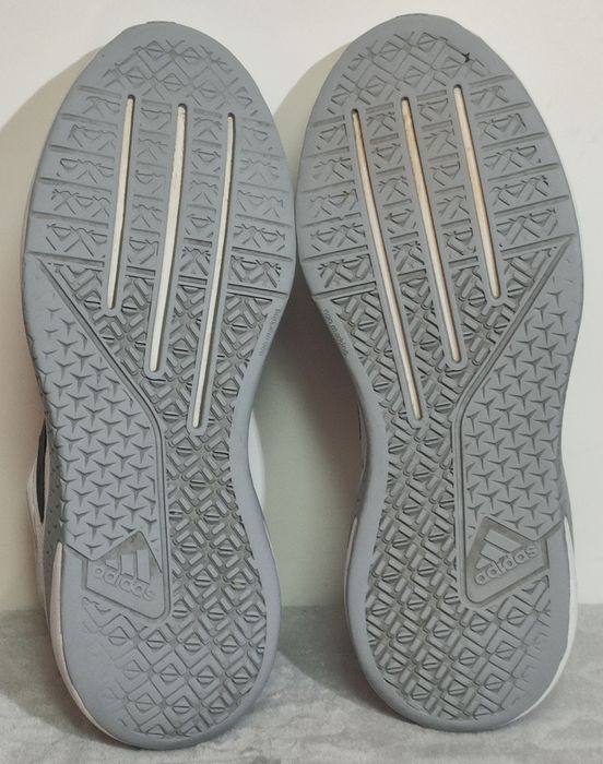 Sapatilhas Adidas T44 2/3