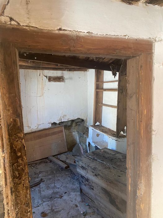 Casa em ruina com 2 pisos