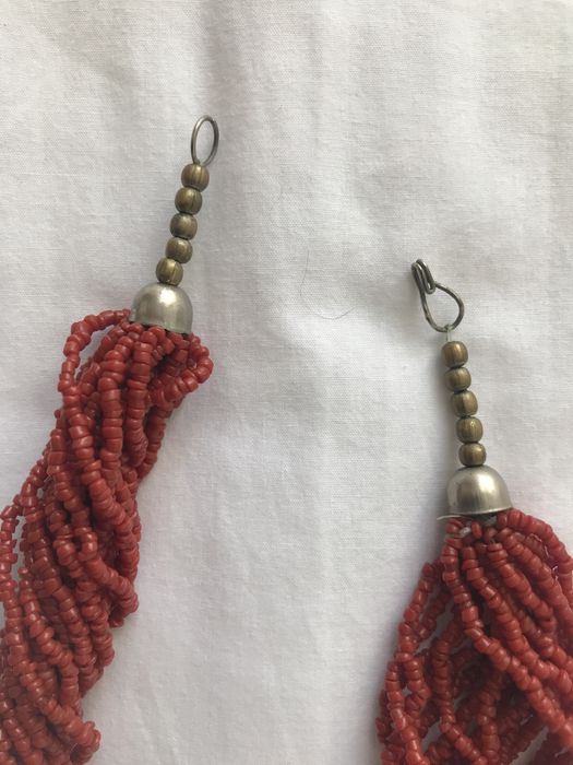 Colar oriental, de missangas, de cor de tijolo