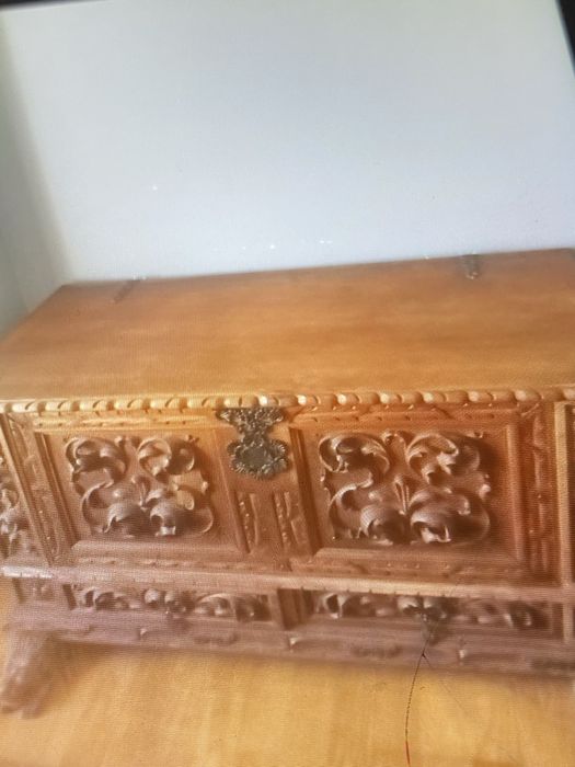 Vendo arca antiga em madeira com o que tem dentro