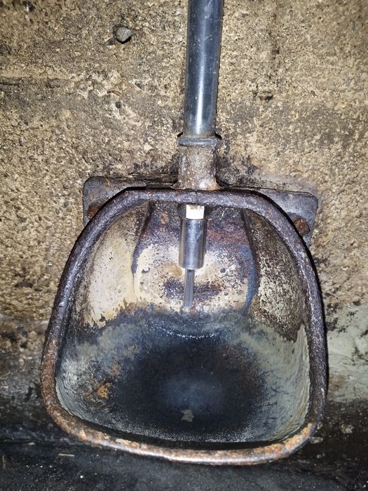 Poidła miskowe (żeliwne) dla świń/trzody chlewnej