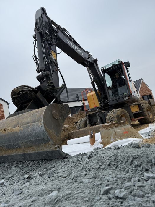 Uslugi koparką, prace ziemne, wykopy, niwelacja terenu | Koparka + operator | Wrocław