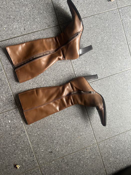 Botas castanhas como novas