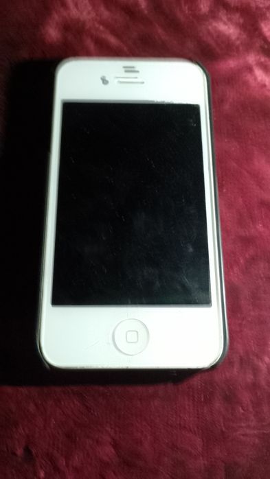 Продам iPhone 4S в колекційному стані все з ним добре робить все заряд