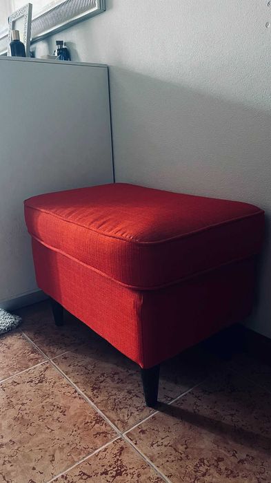 Poltrona + Pousa‑Pés IKEA STRANDMON – Vermelho | Semi‑Novo