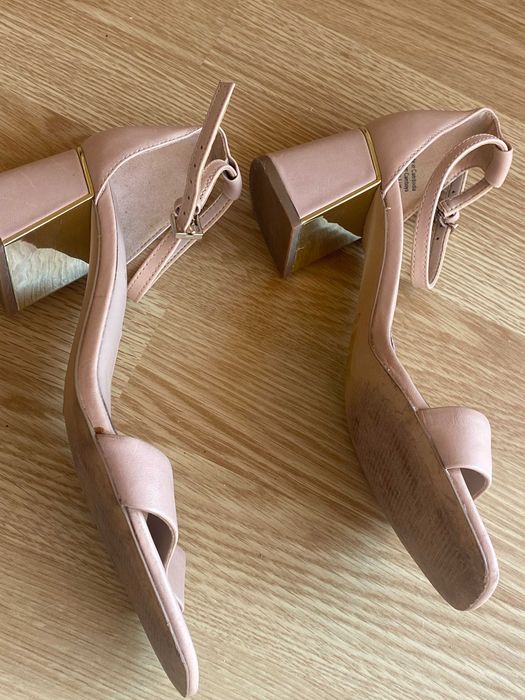 Sandalias como novas da Aldo, salto interior dourado