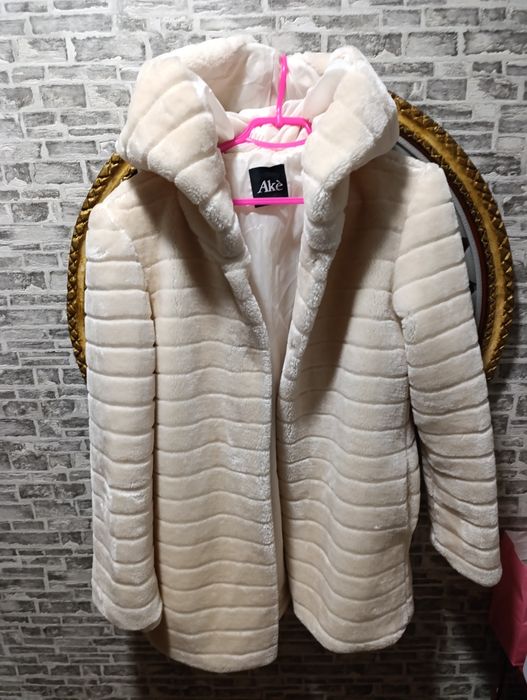 Полушубок білий жіночий