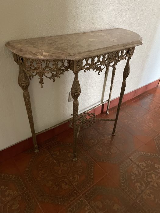 Credencia e Espelho de Hall de Entrada em Latão