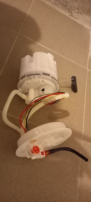Pompa paliwa nowa mondeo mk3 zalozona do auta w celu sprawdzenia plus mocowanie z uszczelka