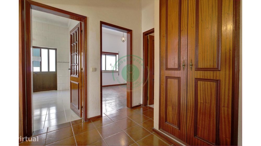 Moradia com 2 Pisos e Garagem