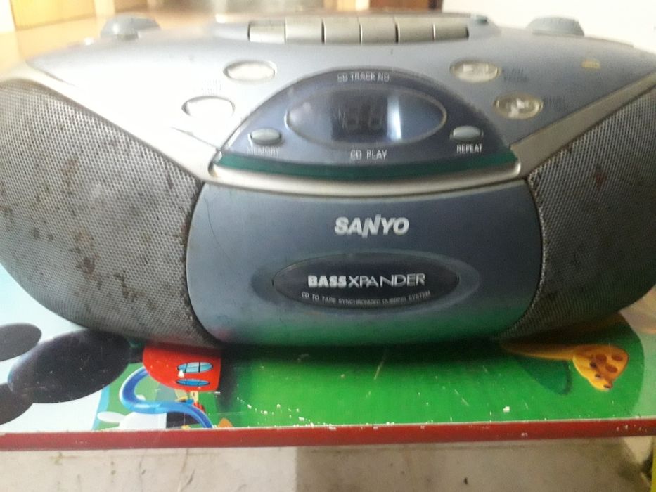 Vendo  karaokê e rápido de CDs em estado