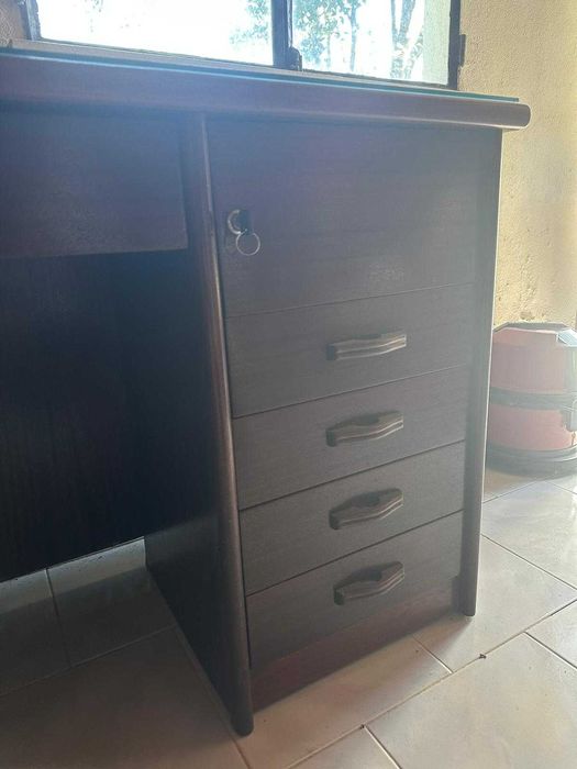 Secretária de madeira escura + tampo de vidro — 110×52×79 cm