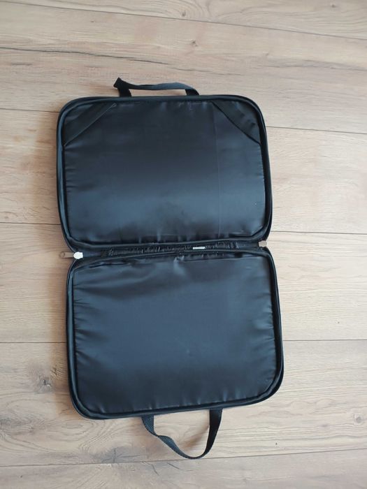 Estetyczna i praktyczna torba na laptopa w grochy w stylu retro