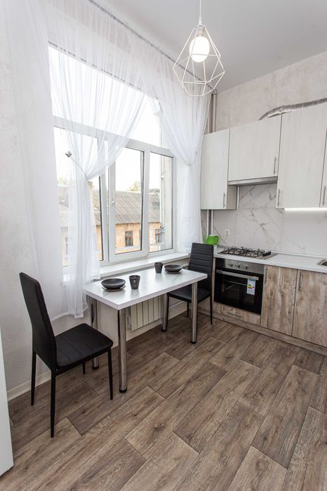 Центр. Вул. Б. Хмельницького 17. 2 кімнати. Квартира подобово