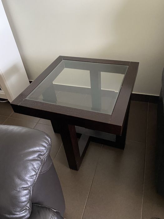 Conjunto de mesas de apoio com bancos