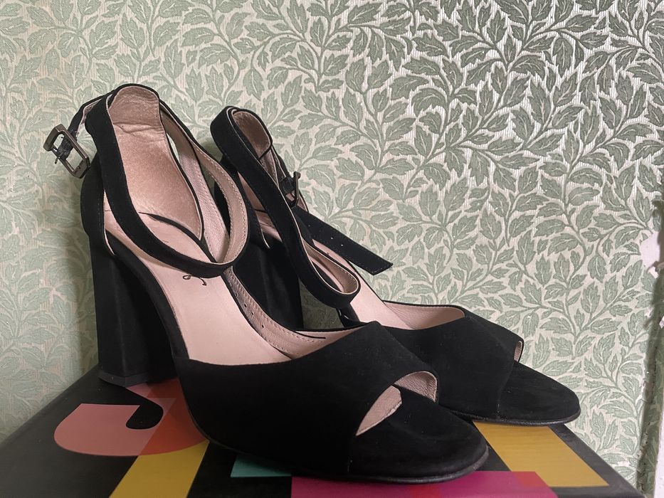 Чорні замшеві босоніжки