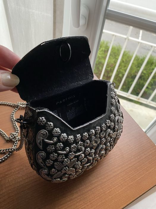 Lindíssima clutch / pochete, com aplicacoes prata