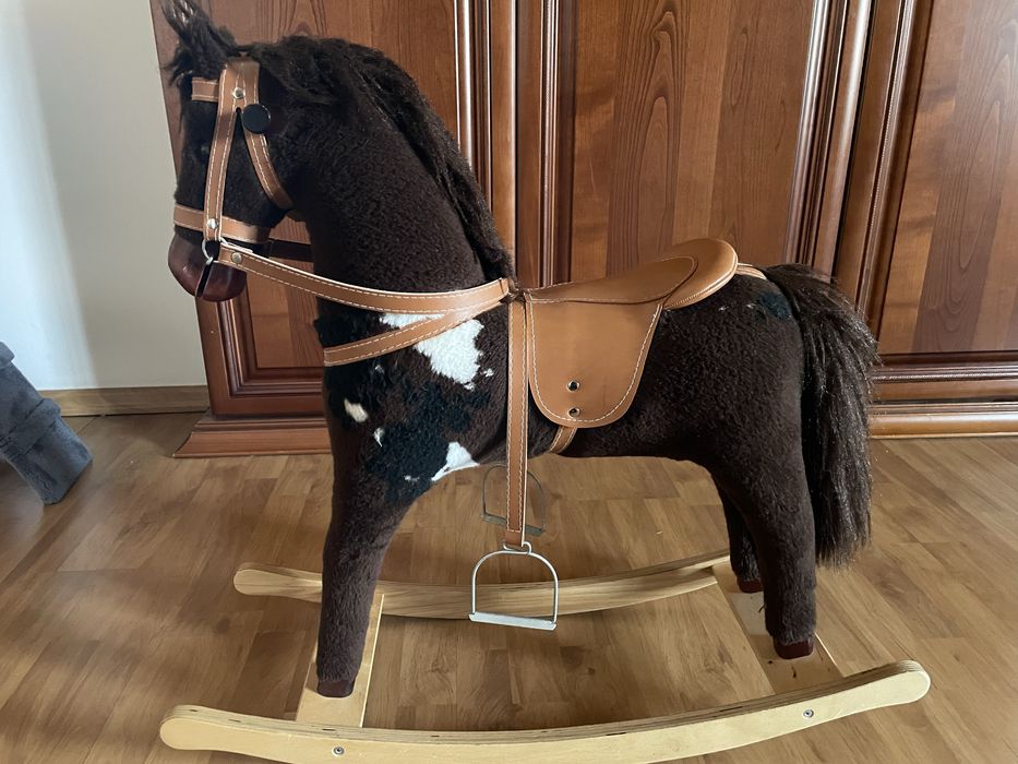 Duży koń na biegunach