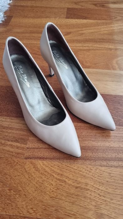 Sapatos em pele cor nude